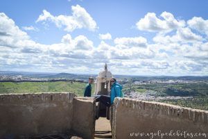 Dos personas sentadas en la muralla del Fuerte de Nuestra Senhora de Graça en Elvas