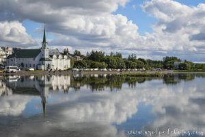 Reflejo de los edificios en el Lago Tjörn Reykjavík