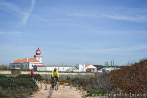 Farol Cabo Sardão. Ciclistas recorriendo la Ruta Vicentina
