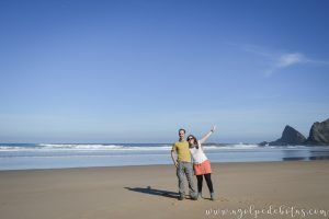 Pareja posando en la Playa de Odeceixe en la cosa del Alentejo