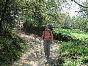 Mujer con mochila a la espalda haciendo la etapa desde Sarria hasta Portomarín del Camino de Santiago