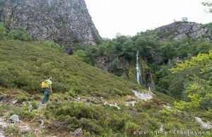 Perosna subiendo hacia una cascada