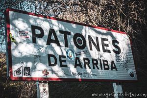 Señal de la carretera, que indica la llegada al pueblo de Patones de Arriba