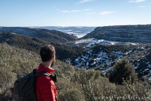 Hombre admirando las vistas del Valle del Jarama