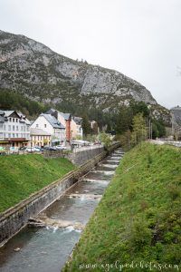 El pueblo de Cafranc con el río a un lado