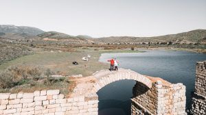 Pareja subidos al Puente de Alconétar en la provincia de Cáceres