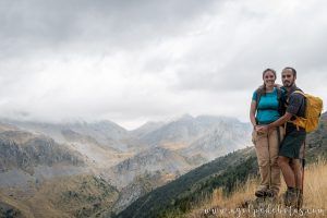 Pareja posando en la montaña durante la ruta de subida al ibón de Acherito en los Pirineos