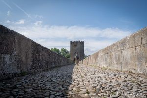 Paseando por el puente medieval de Frías
