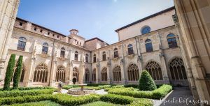 Panorámica del claustro del monasterio de Oña