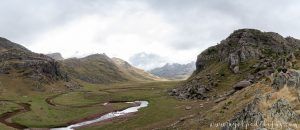 Panorámica de Aguas Tuertas. Valle verde de los Pirineos por el que traviesa un río serpenteante formando meandros