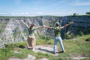 Pareja de espaldas frente al cañón del salto del Nervión
