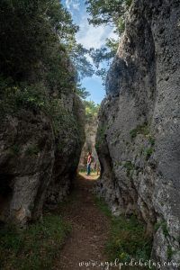 Pasadizo entre dos enormes rocas en el Callejón de Las Majadas en Cuenca