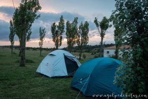 Dos tiendas de campaña al atardecer en un camping
