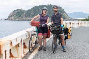 Pareja de cicloturistas por la carretera que une Zarauz y Zumaia