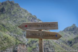 carteles informativos de la ruta de senderismo al ibón de Catieras