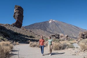 Pareja posando junto al Teide y el Roque Cinchado