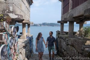 Pareja paseando por Combarro