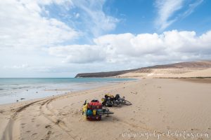 Dos bicicletas en la arena de la Playa de Sotavento, una de las mejores playas de Fuerteventura