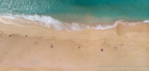 Vista cenital de una de las playas de arena dorada y agua turquesa de la isla La Graciosa en el archipiélago de las Islas Canarias