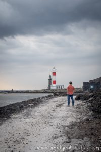 Hombre frente al faro de la punta más al sur de la isla de La Palma