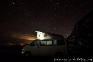 Fotografía nocturna en L Gomera, el cielo estrellado y una furgoneta camper