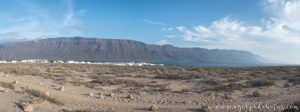 Panorámica del pueblo de casas blancas, Caleta de Sebo en La Graciosa
