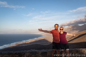 Pareja en el mirador de Cofete en Fuerteventura