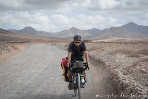 Hombre viajando en bicicleta por Fuerteventura