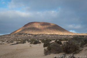 El paisaje del Volcán Montaña Amarilla en la isla de La Graciosa