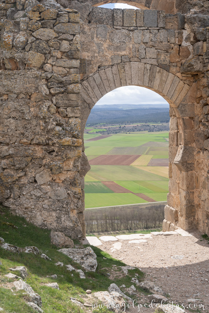 Puerta de arco de herradura de la Fortaleza califal de Gormaz