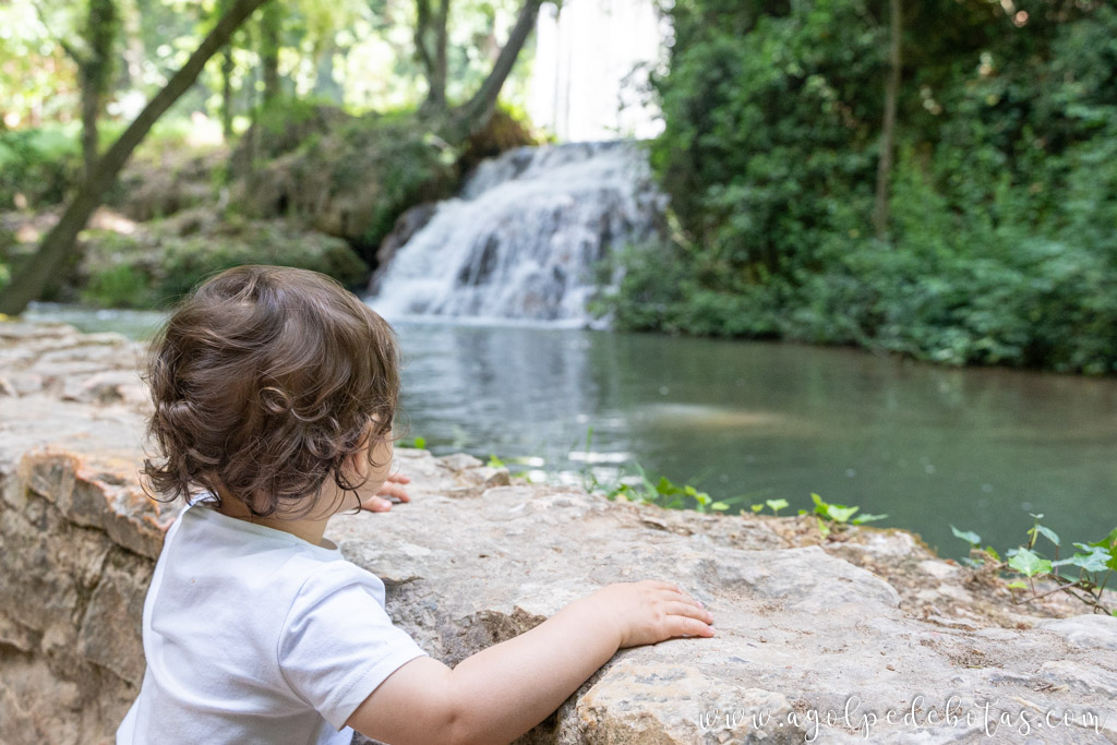 Monasterio-de-Piedra-6-1 Bebé viendo cascadas en el Monasterio de Piedra