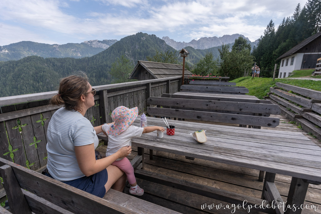Madre e hija tomando un helado en el valle de Logarska Dolina
