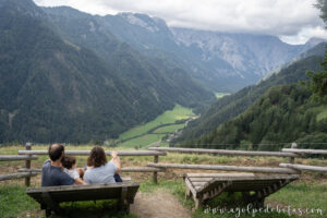 Familia admirando el paisaje de Logarska Dolina desde un mirador de la carretera panorámica
