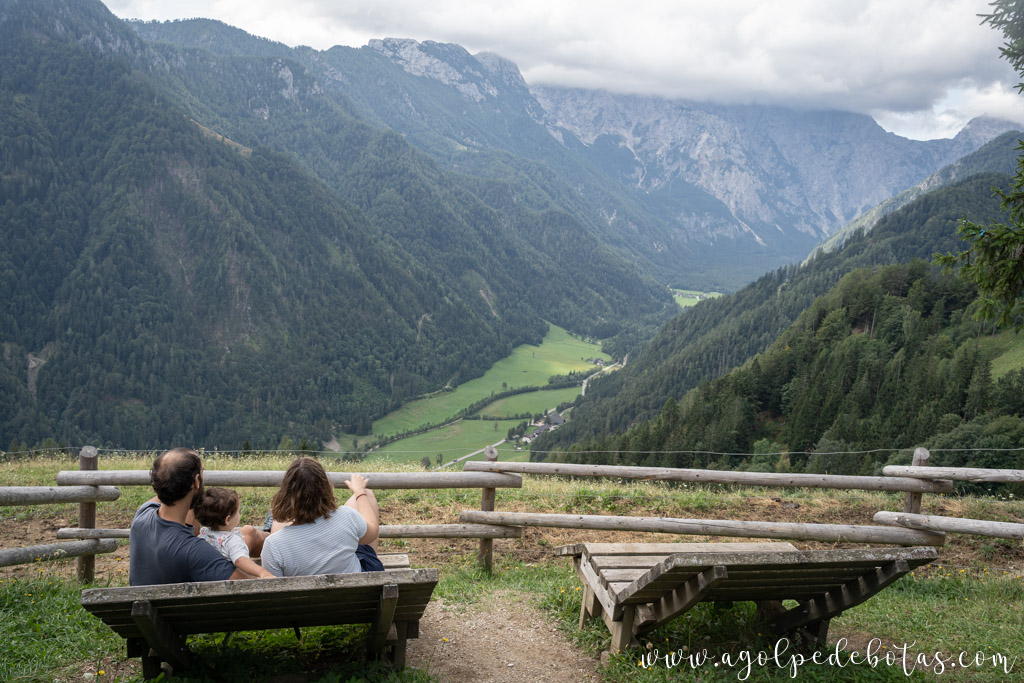 Familia admirando el paisaje de Logarska Dolina desde un mirador de la carretera panorámica