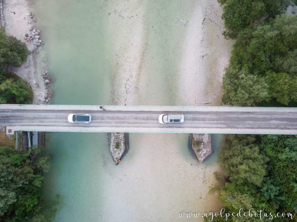 Carretera de Eslovenia sobre el río Soča