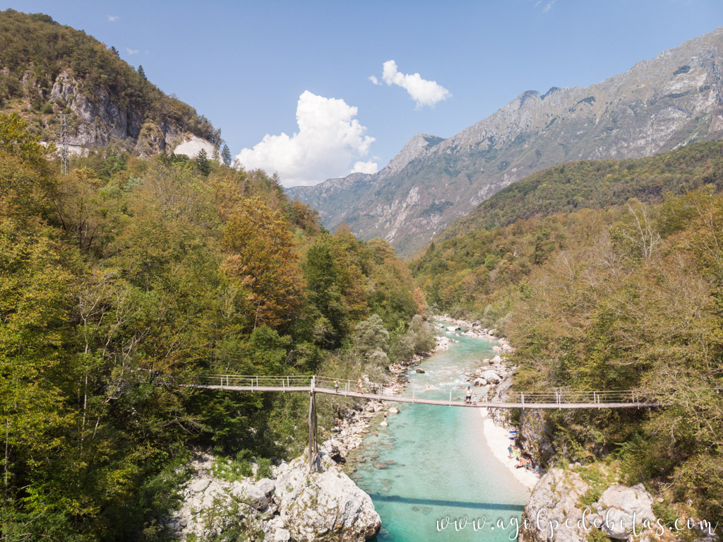 Puente colgante en el Valle del Soca en Eslovenia