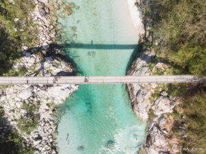 Vista de dron del Valle del Soca. el río color turquesa con un puente colgante