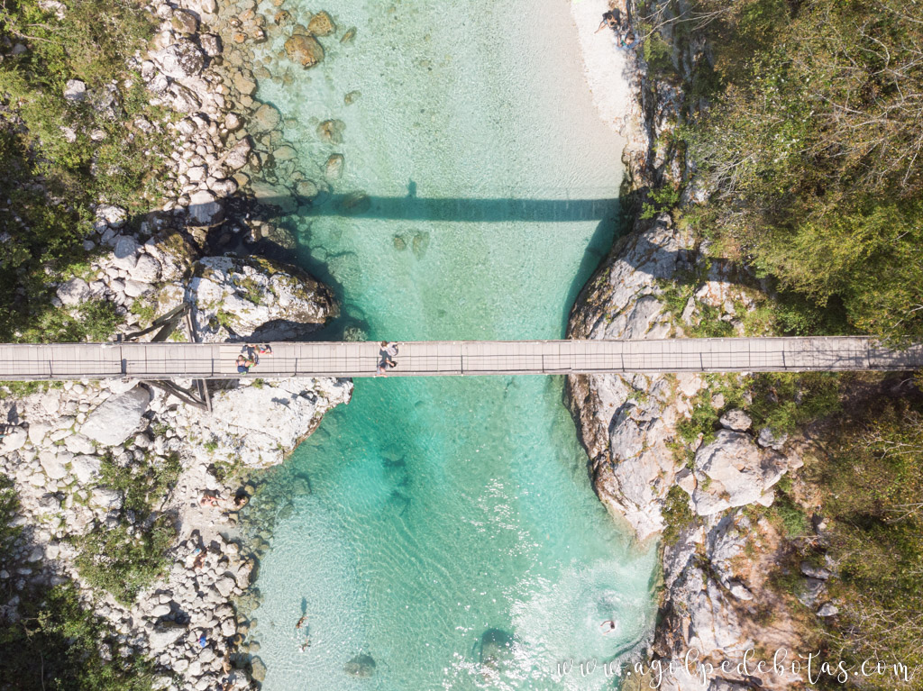 Vista de dron del Valle del Soca. el río color turquesa con un puente colgante
