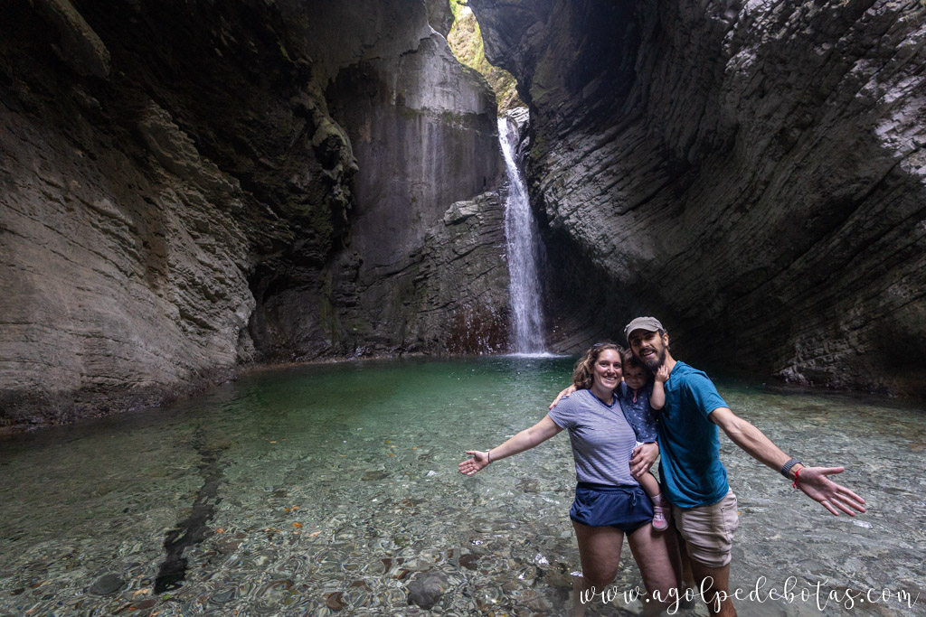 Familia en la Cascada Kozjak - Valle del Soča - Eslovenia