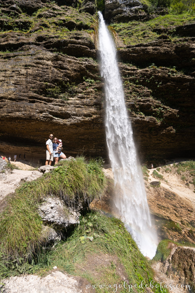 Familia en la Cascada Peričnik en Eslovenia