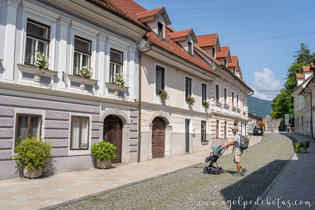 Hombre con carrito de bebé paseando por las calles de Kamnik