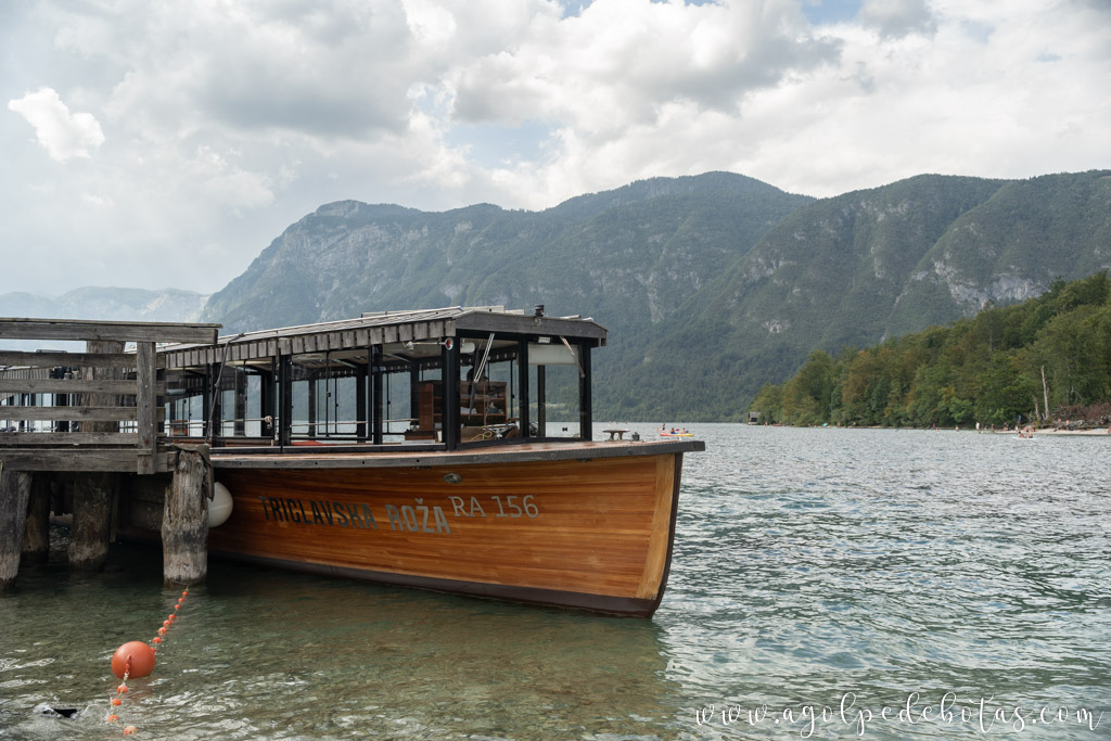 Barco de madera sobre el Lago Bohinj