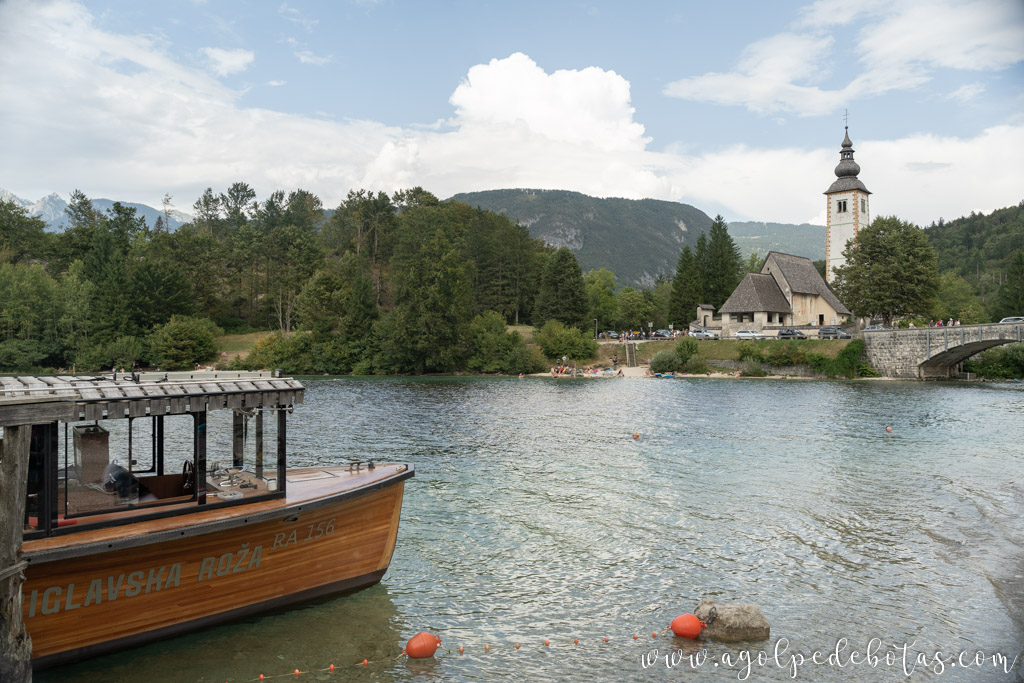 Barco panorámico y la iglesia del Lago Bohinj en Eslovenia