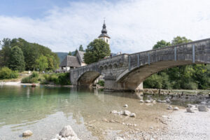 Lago Bohinj con la iglesia Cerkev Sv Janeza Krstnika de fondo
