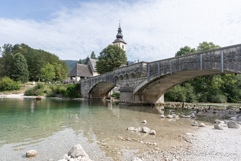 Lago Bohinj con la iglesia Cerkev Sv Janeza Krstnika de fondo