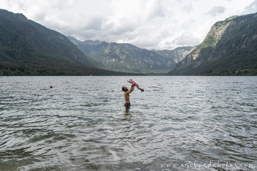 Padre con su hija bañándose en el Lago Bohinj en Eslovenia