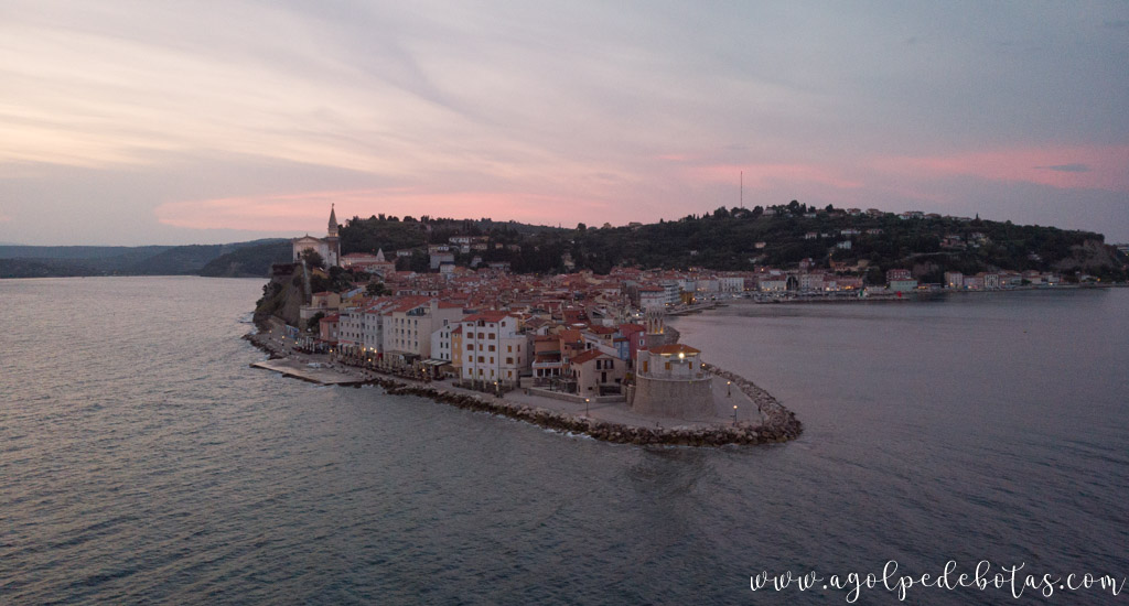 Piran al amanecer desde vista de dron