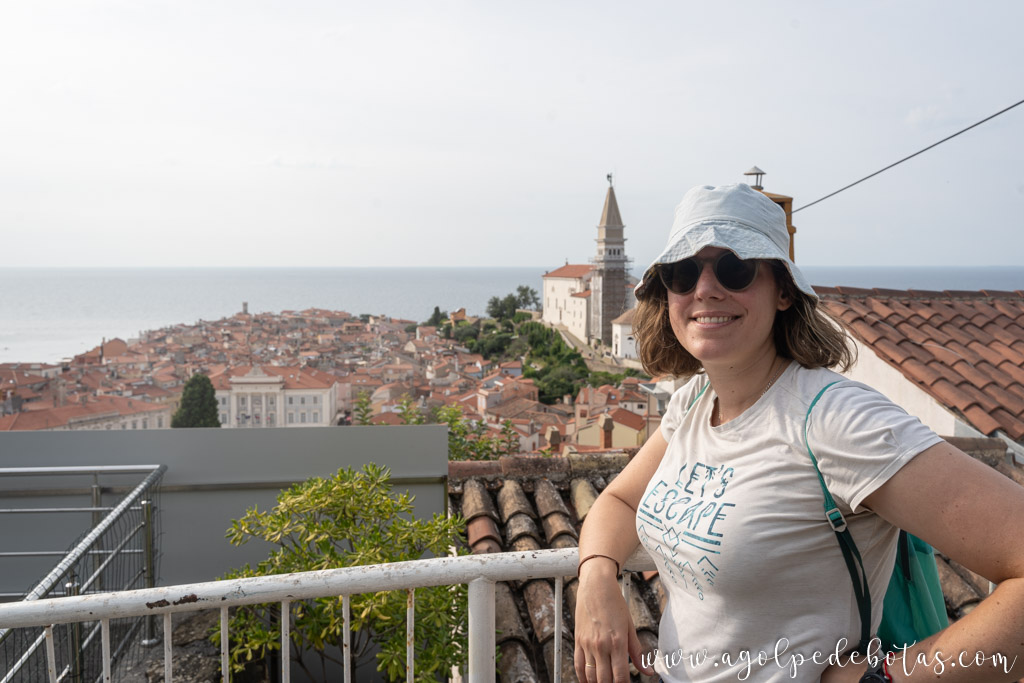 Mujer en un mirador de las murallas de Piran