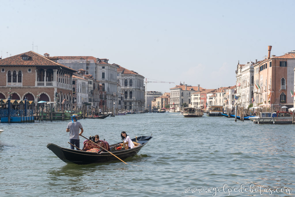 Góndola por el Gran Canal de Venecia