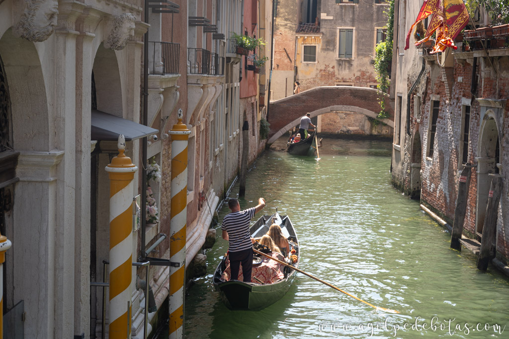 Gondolero por los canales de Venecia